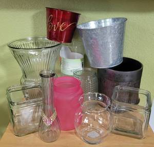 lot 27 image: LOT OF FLOWER VASES & TINS IN STYLES AND COLORS AS SHOWN.
