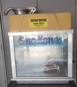 lot 40 image: GOLD MEDAL PRODUCTS DELUXE SNOKONETTE SNOWKONES MACHINE MODEL 1002 IN WORKING CONDITION AS SHOWN.