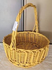 lot 42 image: WICKER WOVEN BASKET AS SHOWN. APPROX. 17.5 W X 19.5 H.