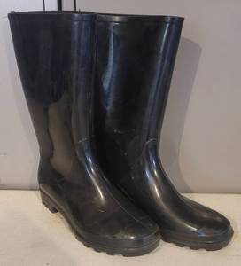 lot 56 image: BLACK RAIN BOOTS IN SIZE 6 AS SHOWN.