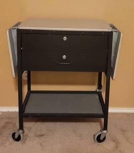 lot 73 image: ROLLING CART WITH LOCKING DRAWERS AND FOLDABLE TABLETOP AS SHOWN. NO KEY.