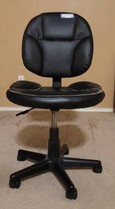 lot 79 image: BLACK OFFICETASK CHAIR AS SHOWN.