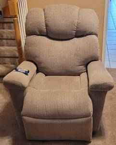 lot 129 image: GOLDEN RECLINER LIFT CHAIR AS SHOWN. SEE ALL PICTURES