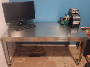 lot 131 image: STAINLESS STEEL OFFICE DESK WITH CASTERS AS SHOWN. OTHER ITEMS NOT INCLUDED