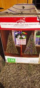 lot 49 image: 7.5 foot pre-lit Christmas tree