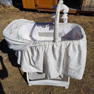 lot 63 image: Simmons rocking bassinet with canopy and sound