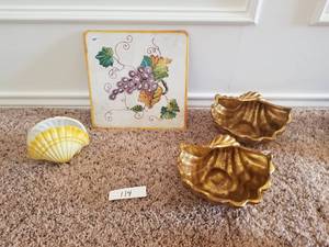 lot 114 image: Selection of Home decor. - including a decorative tile and 2 shell bowls all made in Italy -  DIFFERENT LOCATION - Pickup 011722
