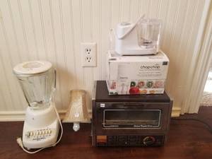 lot 117 image: Selection of Kitchen items - chopper, toaster oven, blender -  DIFFERENT LOCATION - Pickup 011722
