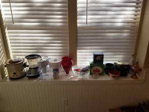 lot 119 image: Selection of kitchen - crock pot, water filter glassware, and more -  DIFFERENT LOCATION - Pickup 011722