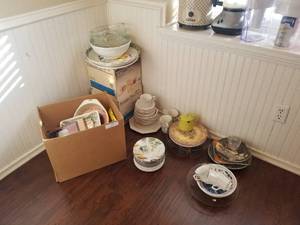 lot 120 image: Selection of dishware - plates, cups, and more -  DIFFERENT LOCATION - Pickup 011722