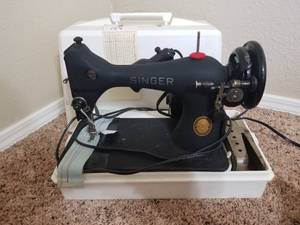 lot 154 image: Vintage Singer Sewing machine -  DIFFERENT LOCATION - Pickup 011722
