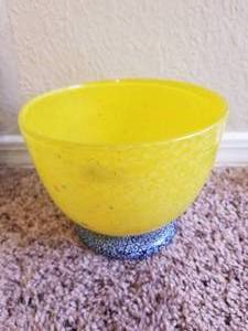 lot 173 image: Quazar Studio Art Black & Yellow Crystal Vase - 6-inch - signed - DIFFERENT LOCATION - Pickup 011722