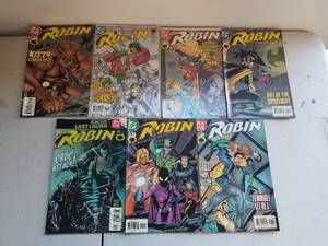 lot 8 image: Selection of 7 Robin comic books