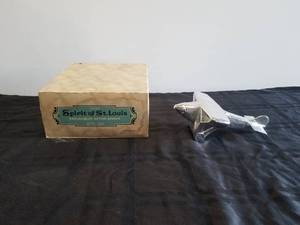 lot 25 image: Spirit of St. Louis Avon aftershave decanter with box