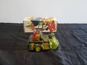 lot 33 image: Golf cart Avon aftershave decanter with box