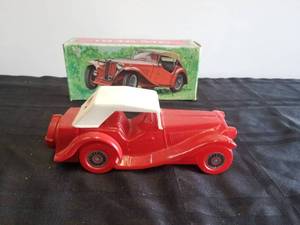 lot 34 image: 1936 MG Avon aftershave decanter with box