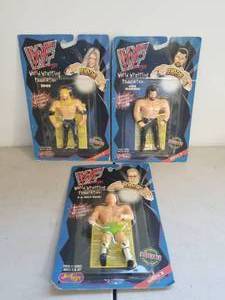 lot 36 image: Selection of 3 WWF poseable action figures