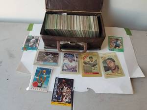 lot 23 image: Selection of sports cards