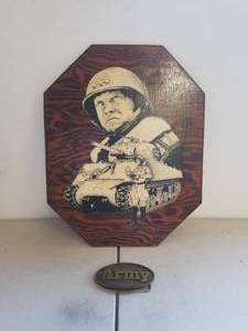 lot 194 image: Selection of Army items