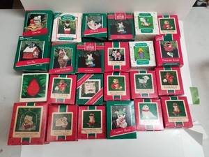 lot 186 image: Selection of Hallmark Christmas ornaments