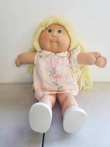 lot 182 image: Cabbage patch doll - 1985