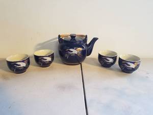 lot 225 image: Asian themed ceramic tea set