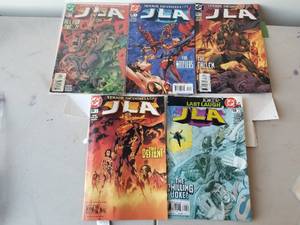 lot 236 image: Selection of 5 JLA comics