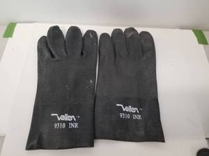 lot 276 image: Selection of 9 pairs of rubber gloves