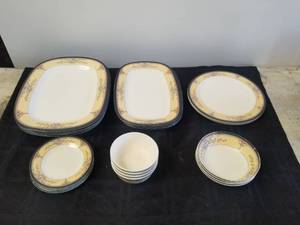 lot 302 image: Set of Dishes for 4
