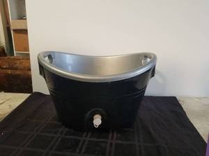 lot 305 image: Deck open cooler by igloo
