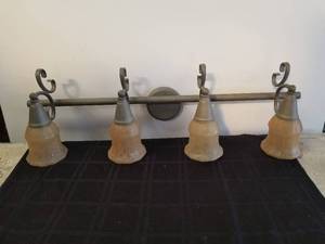 lot 324 image: Vanitybathroom wall mounted light fixture with globes