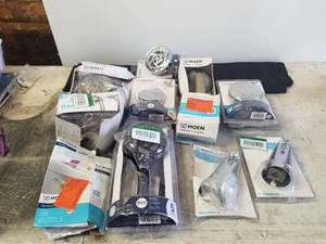 lot 343 image: Mixed lot of shower items