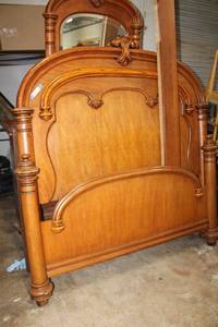 lot 8 image: Queen Size Hooker Furniture Oak Bed Frame Headboard, Footboard and Side Boards (Matches Lot 3 and Lot 7)