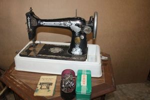 lot 14 image: Antique Singer Sewing Machine G9967902 and Machine Stand (needs a little Repair)