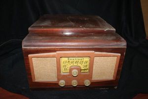 lot 78 image: Vintage Sentinel Radio and Turntable in Wooden Box with Accessories