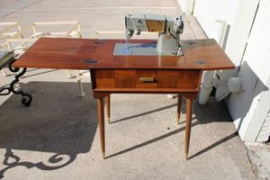 lot 146 image: Singer Sewing machine and Table PROCEEDS FROM THIS ITEM GOES TO SHARE-FEST TEXAS