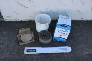 lot 177 image: Quartet Instant Easel, Cat5 LAN Cable, Strapping and Tool Belt Accessory