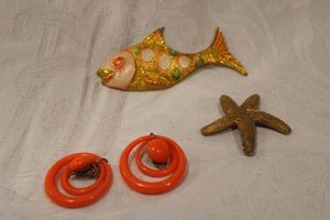 lot 188 image: 1970s Marine life jewelry suite. Includes large enamel fish pin, starfish pendant and orange clip earrings