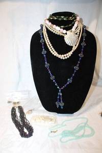 lot 200 image: Necklace selection including 2 mother of pearl and shell necklaces, one with carved pendant