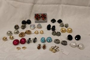 lot 202 image: Earring selection. 22 pairs. All matched. Varied selection of material and styles.