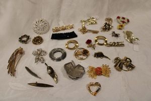 lot 205 image: Fashion broochpin selection. No markings. Varied assortment and style.