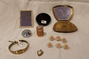 lot 208 image: Vintage Elgin American and other compacts, mirrors, jewelry. Includes Seiko watch as shown