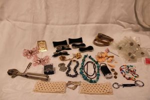 lot 215 image: Assorted fashion jewelry and broken pieces, great for crafting