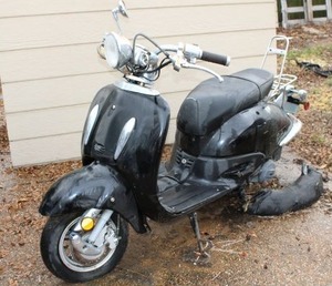 lot 217 image: 150cc Scooter - Needs some repair, Condition unknown (BILL OF SALE ONLY BUYER WILL NEED TO APPLY FOR BONDED TITLE)