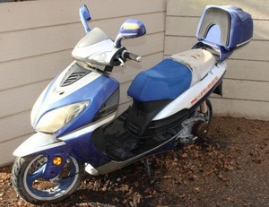 lot 218 image: 150cc Scooter - Needs some repair, Condition unknown  (BILL OF SALE ONLY BUYER WILL NEED TO APPLY FOR BONDED TITLE)