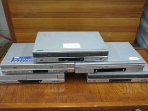 lot 33 image: LOT OF 5 DVDVHS COMBOS. SAMSUNG AND ZENITH BRANDS.