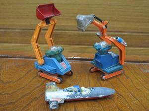 lot 41 image: 1970S VINTAGE TOYS, EVIL KNIEVEL SNAKE RIVER CANYON CAR MOTORCYCLE, UFO COMMANDER CONTRUCTION ROBOTS