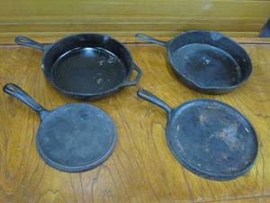lot 59 image: SET OF 4 CAST IRON COOKWARE. 2 SKILLETS AND 2 FLAT GRIDDLE PANS... LODGE AND WAGNERS 1891 ORIGINAL BRANDS.