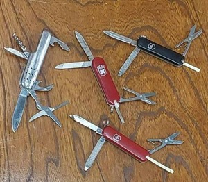 lot 7 image: LOT OF SWISS ARMY KNIVES