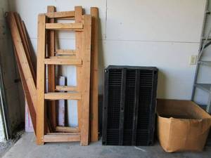 lot 117 image: SCRAP WOOD, CONCRETE BLOCK, SHELVING (LEGS AND SHELF PIECES DO NOT MATCH)